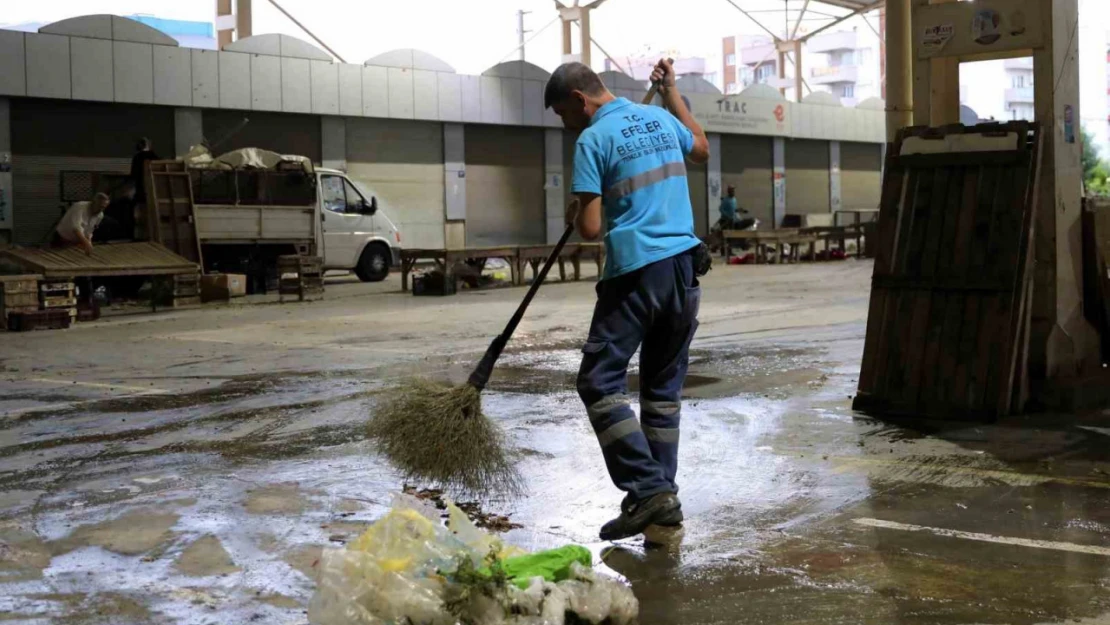 Efeler'in semt pazar alanları temizleniyor