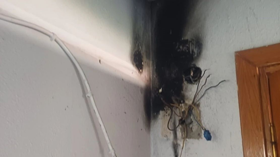 Elektrik kontağından çıkan yangın korkuttu