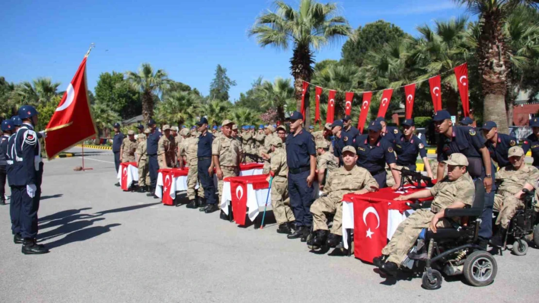 Engelli bireyler temsili askerlikle üniforma giyerek yemin etme gururunu yaşadı
