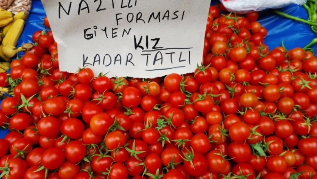 Fanatik pazarcı esnafı, vatandaşları gülümsetti