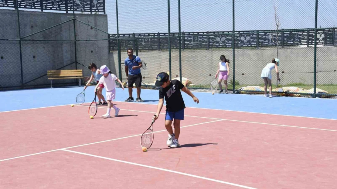 Geleceğin tenisçileri Kuşadası'nda yetişiyor