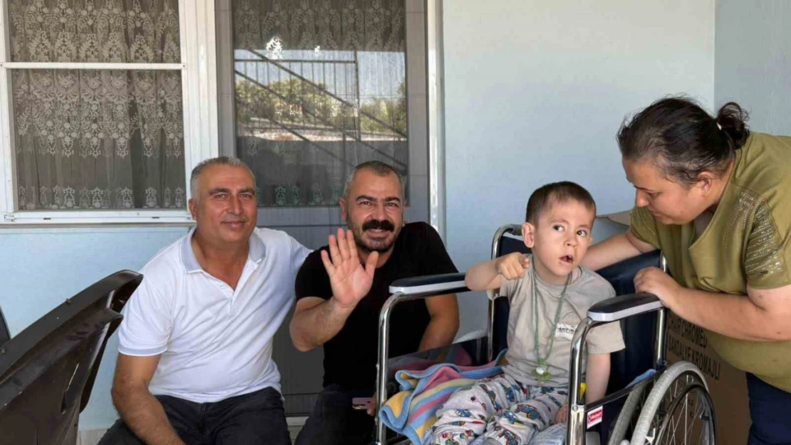 Germencik Belediyesi minik Mustafa'nın tekerlekli sandalyesini teslim etti