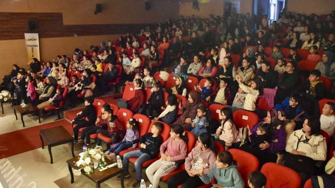 Germencikli çocuklar, müzikli tiyatro ile eğlendi