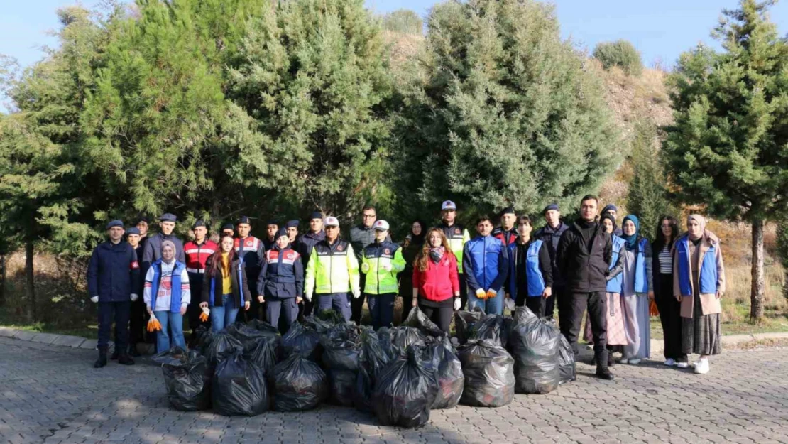 Gönüllü gençler ve jandarmadan 'çevre temizliği' farkındalığı