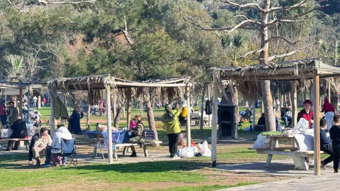 Güneşli hava Adagöl'ü doldurdu