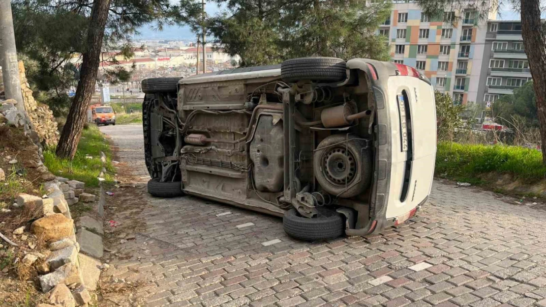 Hakimiyeti kaybolan ticari araç savrularak yan yattı