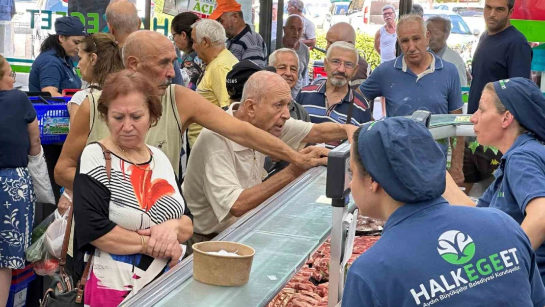 Halk Ege Et'te '30 Ağustos İndirimi' yoğun ilgi gördü