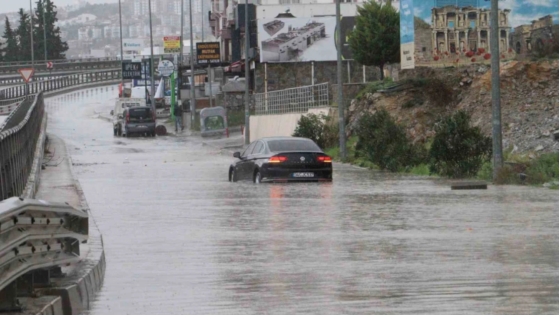 Her sağanakta aynı manzara, Kuşadası'nda Karayolları yıllardır sorunu çözemedi