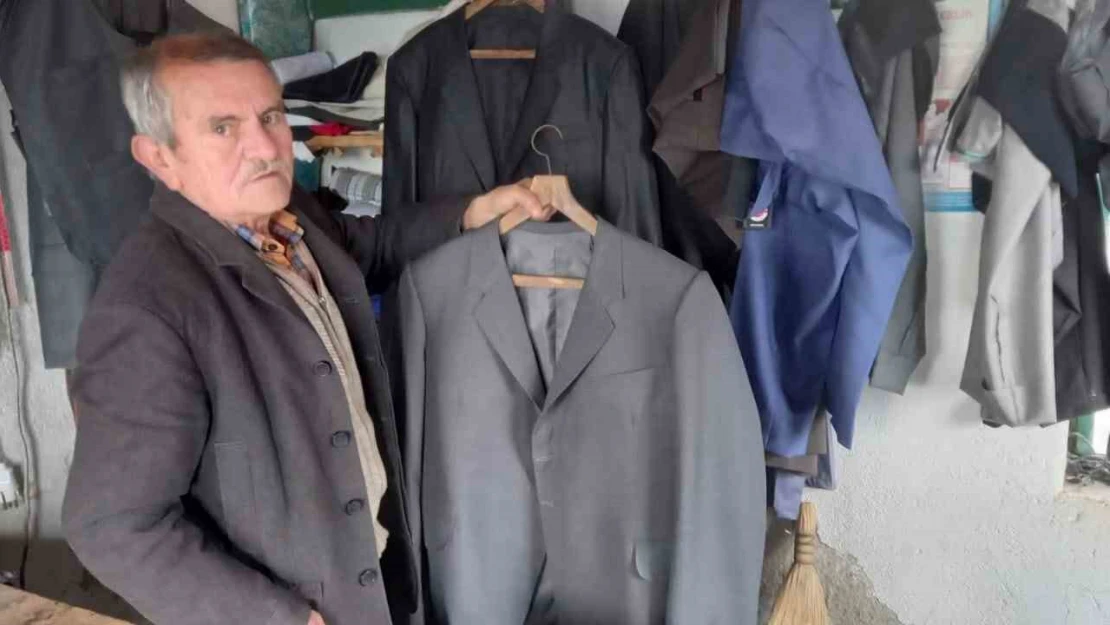 Herkes bıraktı, o halen konfeksiyonlara kafa tutuyor