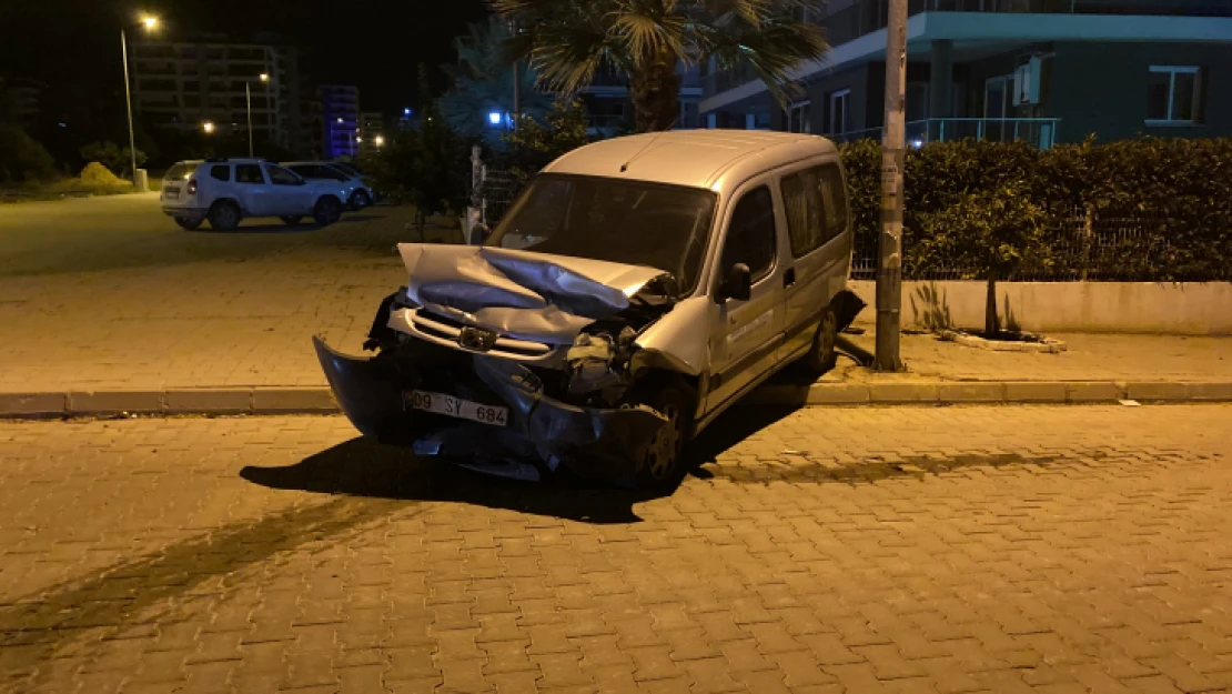 Hızını alamayan sürücü park halindeki araca çarptı