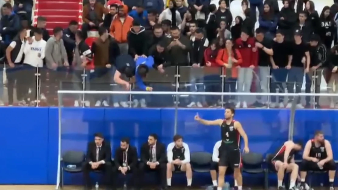 Holiganlar siyah beyazlıları silahla tehdit etti