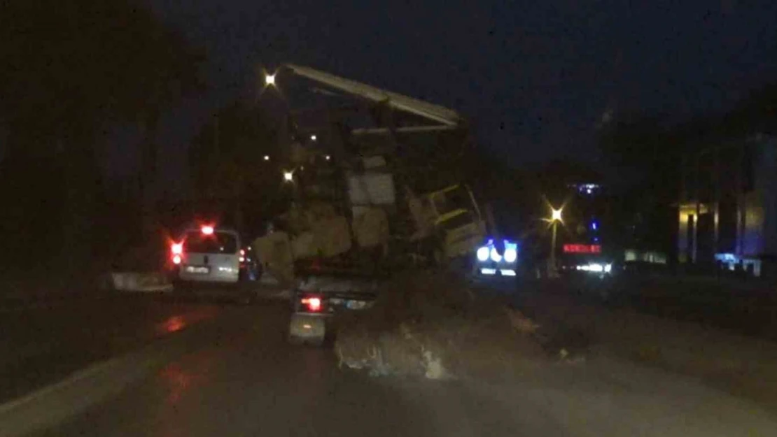 Hurda yüklü kamyonet trafikte tehlike saçtı