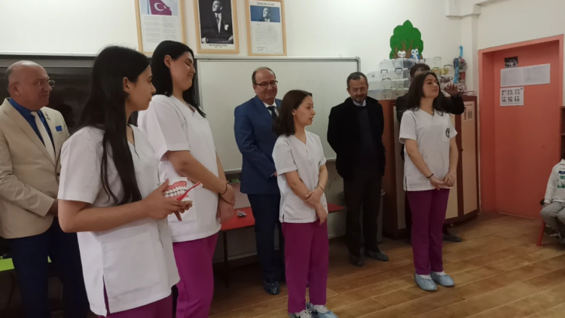 İbni Sinalı öğrencileriden minik öğrencilere sağlık eğitimi