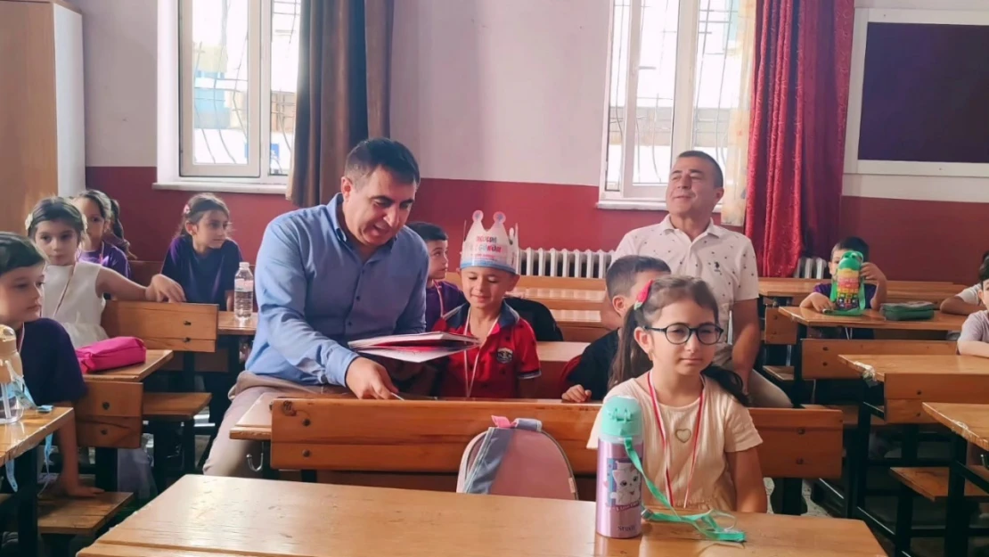 İlçe Milli Eğitim Müdürü Şimşek, minik öğrencilerin heyecanına ortak oldu