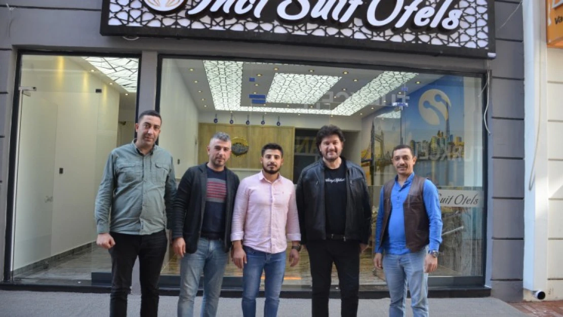 İnci Suit Otel'in ilk konuğu sanatçı Ahmet Şafak oldu