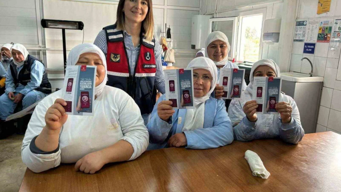 İncir fabrikasında çalışan kadınlara jandarmadan bilgilendirme