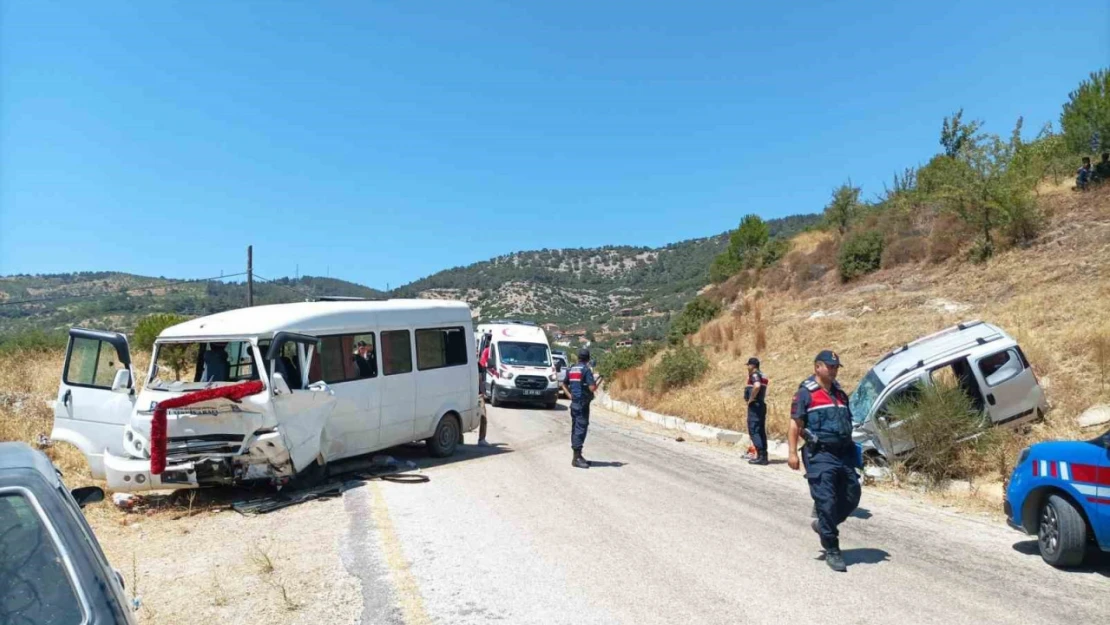 İncir işçilerini taşıyan minibüs ticari araç ile çarpıştı: 3'ü ağır 8 yaralı