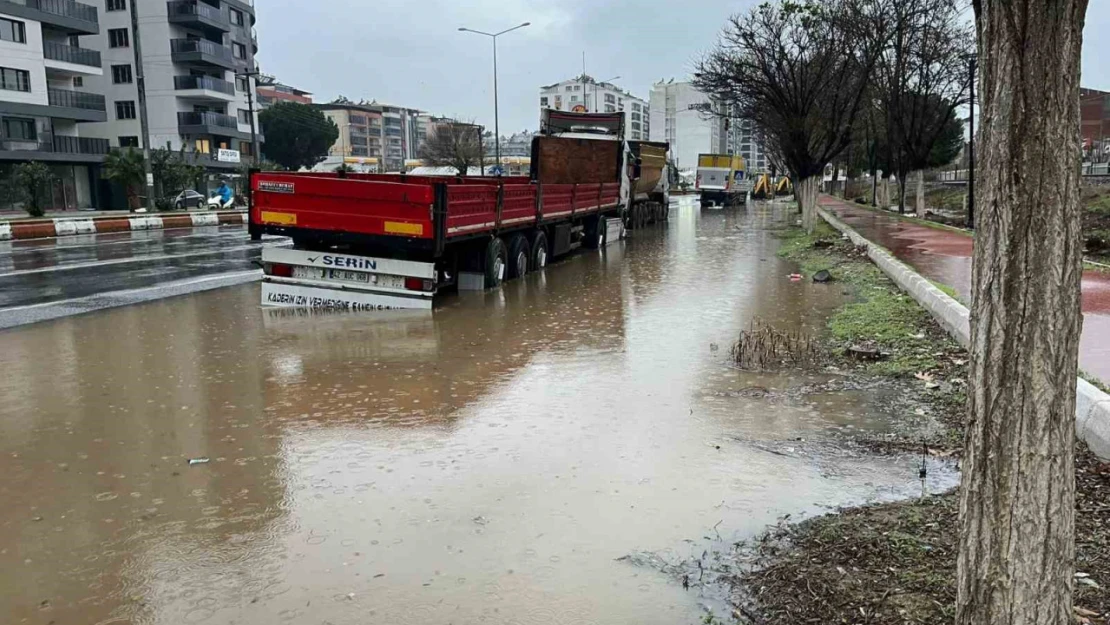 İncirliova'da karayolu göle döndü