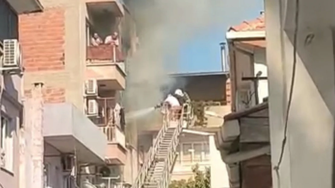 İncirliova'da yangın çıktı, 2 kişi dumandan etkilendi