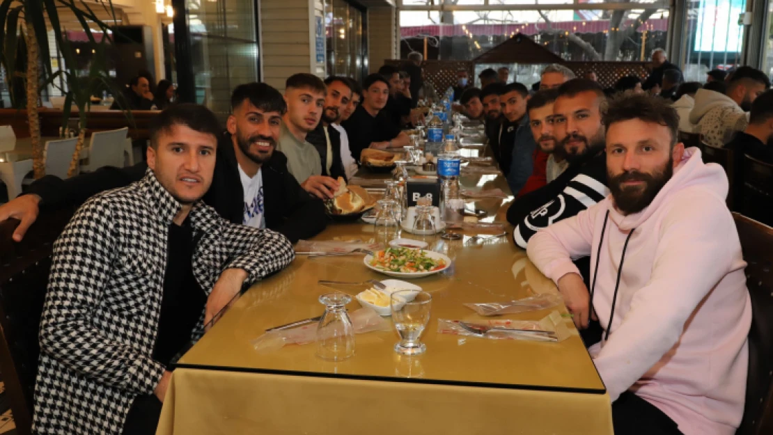 İş adamı İnanç'tan Naz Naz'a yemek