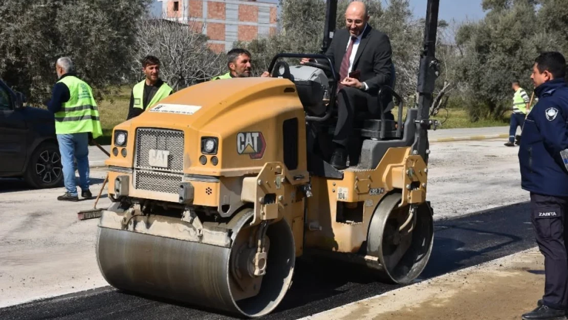 İşçiler istedi, başkan silindirin başına geçti