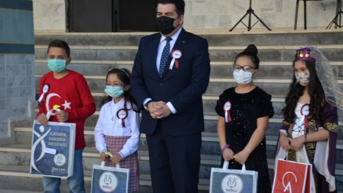 İstiklal Marşı'nı güzel okuyan öğrenciler ödüllendirildi