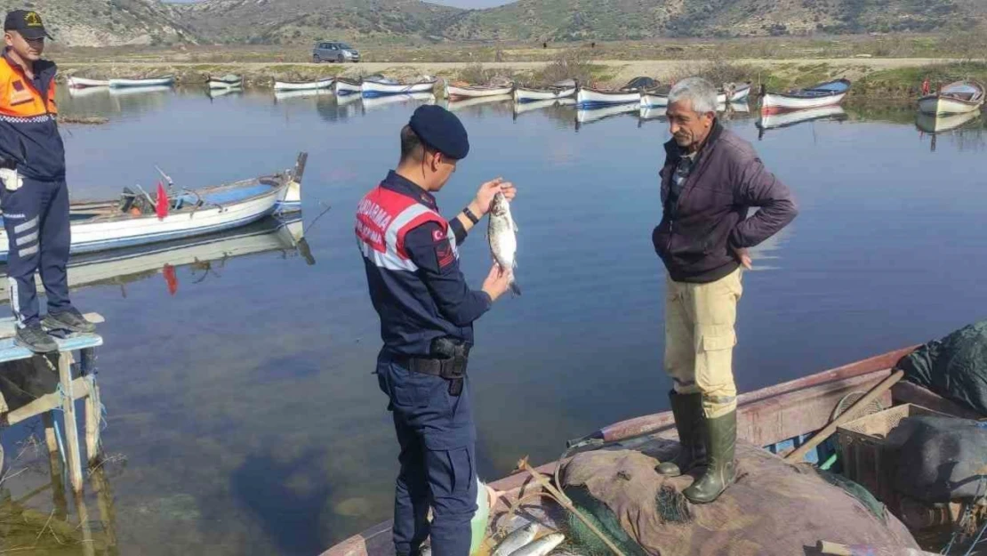 Jandarma, Bafa Gölü'nde balık avcılarını denetledi