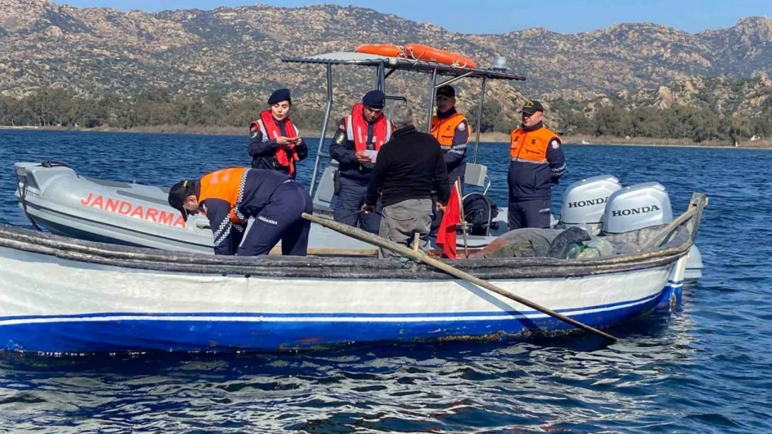 Jandarma ekipleri Bafa Gölü'nde denetimlerine devam ediyor