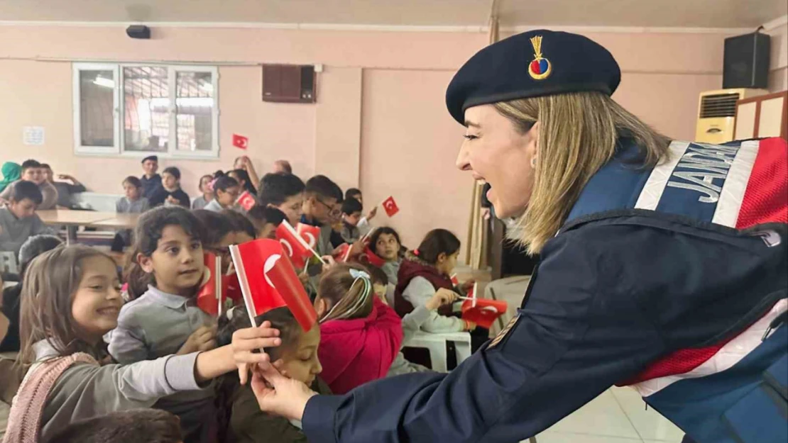 Jandarma ekipleri Yenipazar'da öğrencileri bilgilendirdi