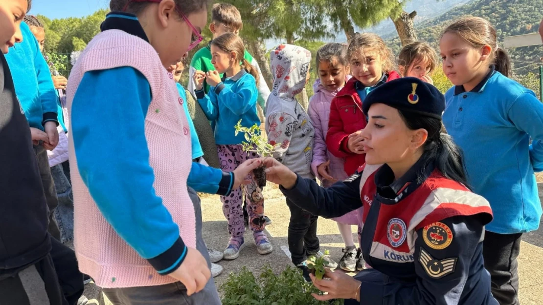 Jandarma, öğrencilere doğa sevgisini aşıladı