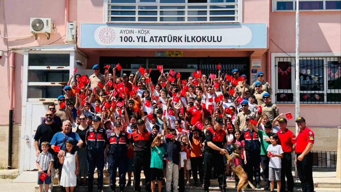 Jandarma sürprizle geldi, çocuklar sevindi