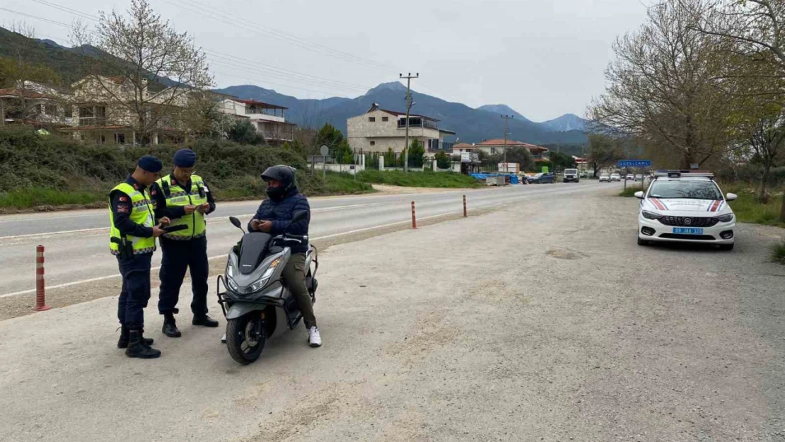 Jandarma, sürücüleri hem denetledi hem bilgilendirdi