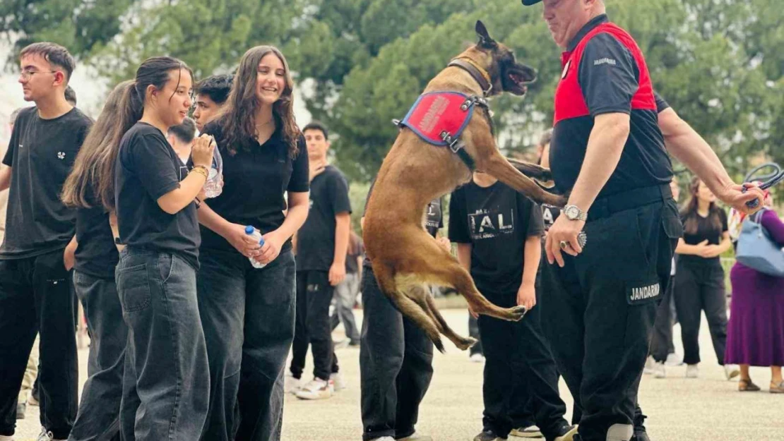 Jandarmadan lise öğrencilerine tanıtım