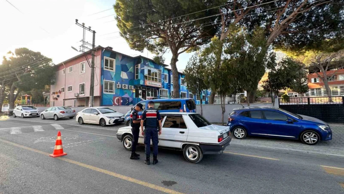 Jandarmadan okul önlerinde ve servis araçlarında denetim