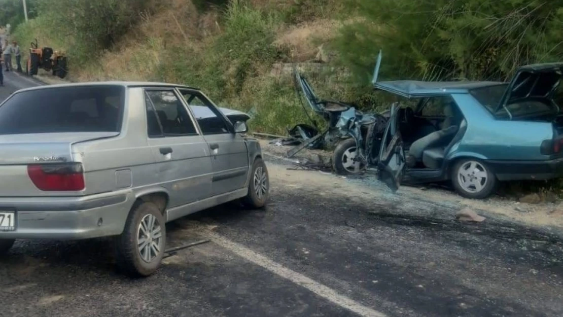 Kafa kafaya çarpıştılar: 3 yaralı