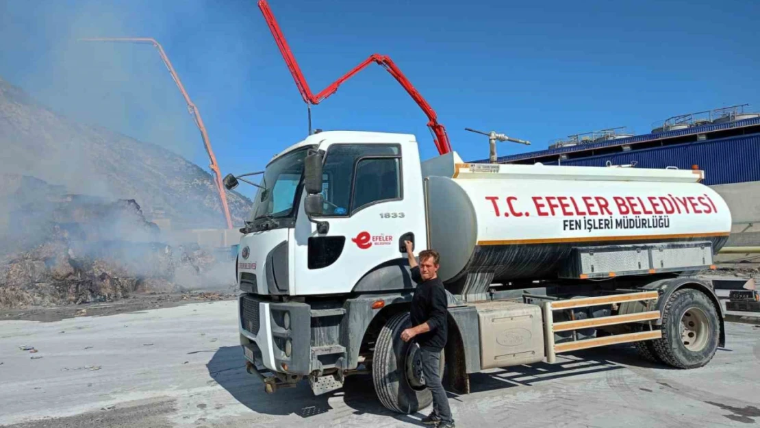 Kağıt fabrikası yangınına Efeler'den tanker desteği