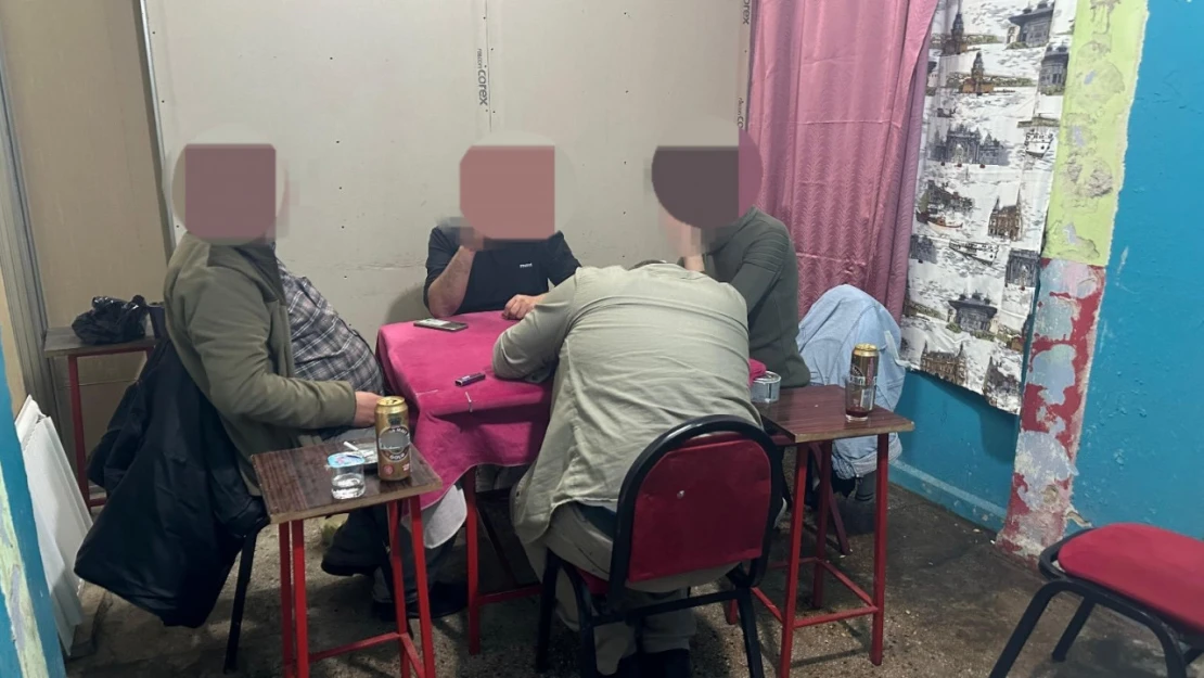 Kahvehanenin içerisindeki gizli bölmede kumar oynarken yakalandılar