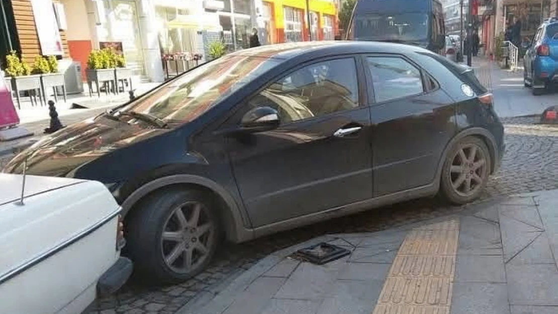 Kaldırım işgalleri görme engelliler için tehlike oluşturuyor