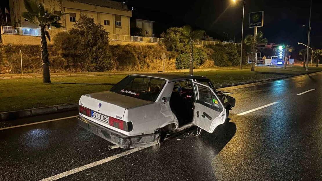 Kaldırıma çarpan otomobilin tekerlekleri yerinden çıktı: 3 yaralı