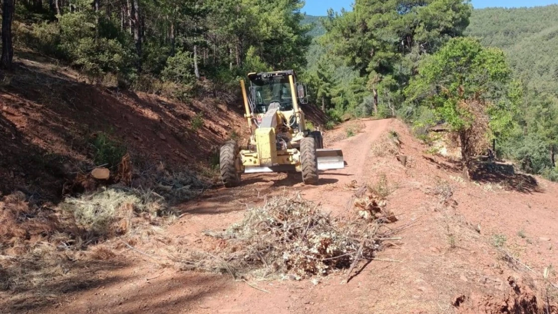 Karacasu'da bozuk orman yollarında düzenleme çalışmaları gerçekleştiriliyor