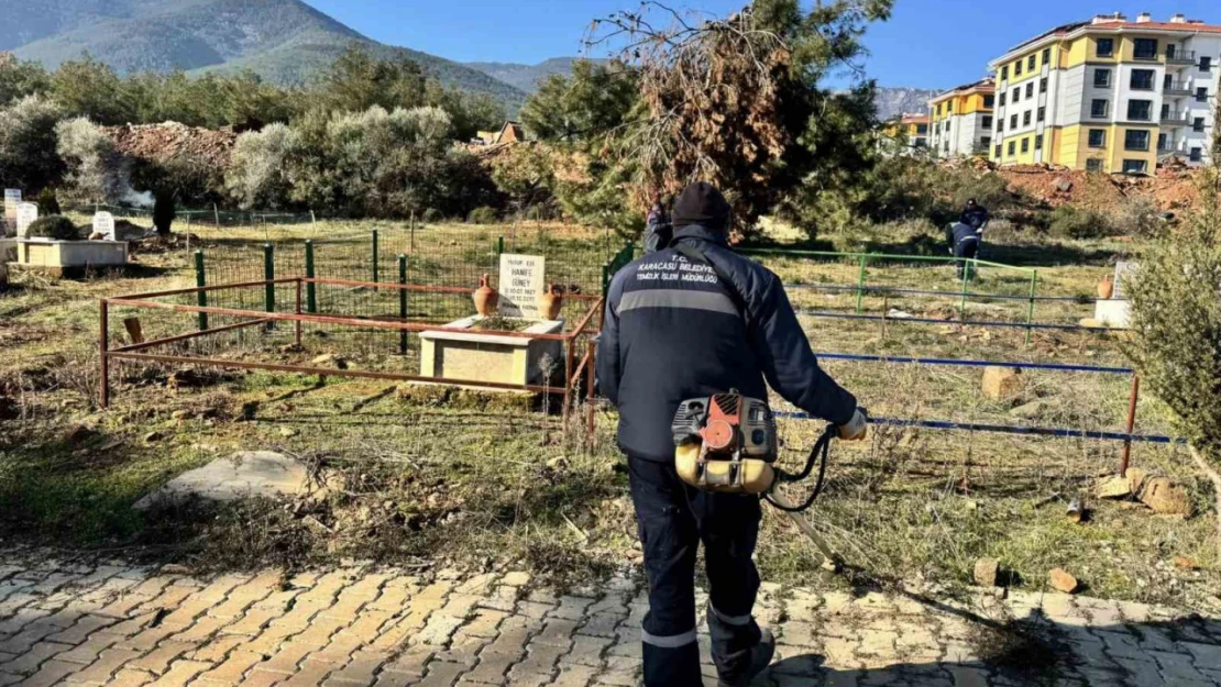 Karacasu'da mezarlıklarda temizlik çalışması başlatıldı