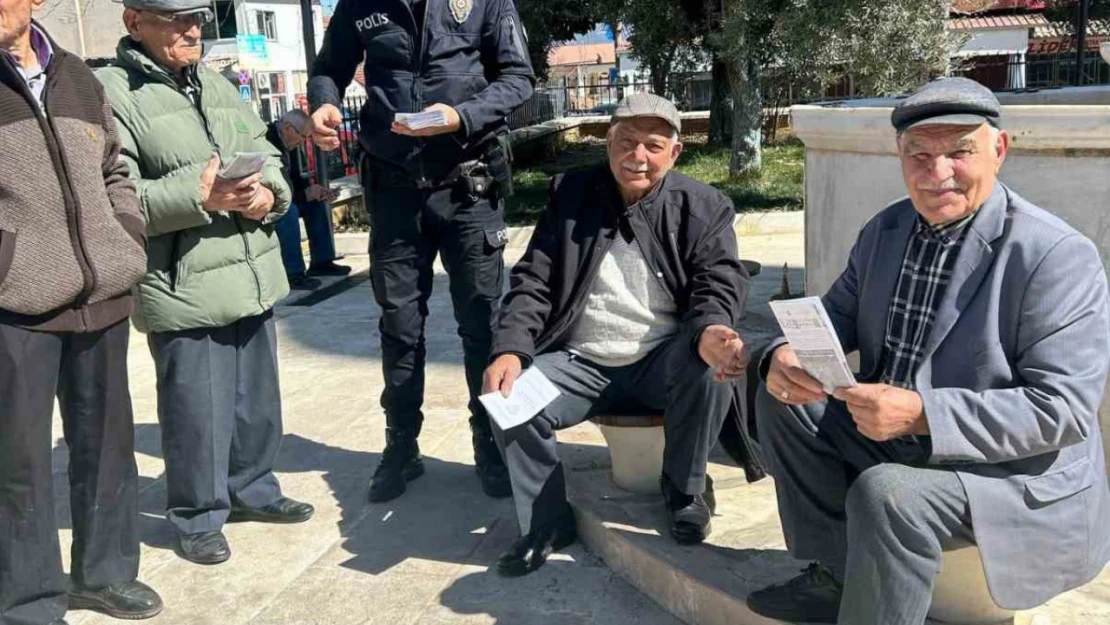 Karacasu'da polis ekipleri vatandaşları bilgilendirdi