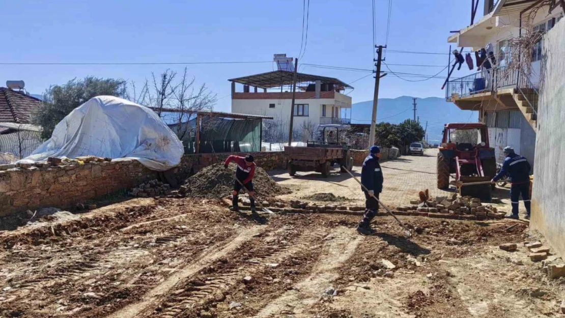 Karacasu'da yol bakım çalışmaları sürüyor