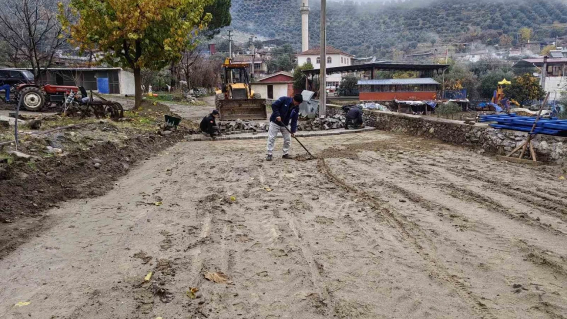 Karacasu'da yolları yenileme çalışmaları sürüyor