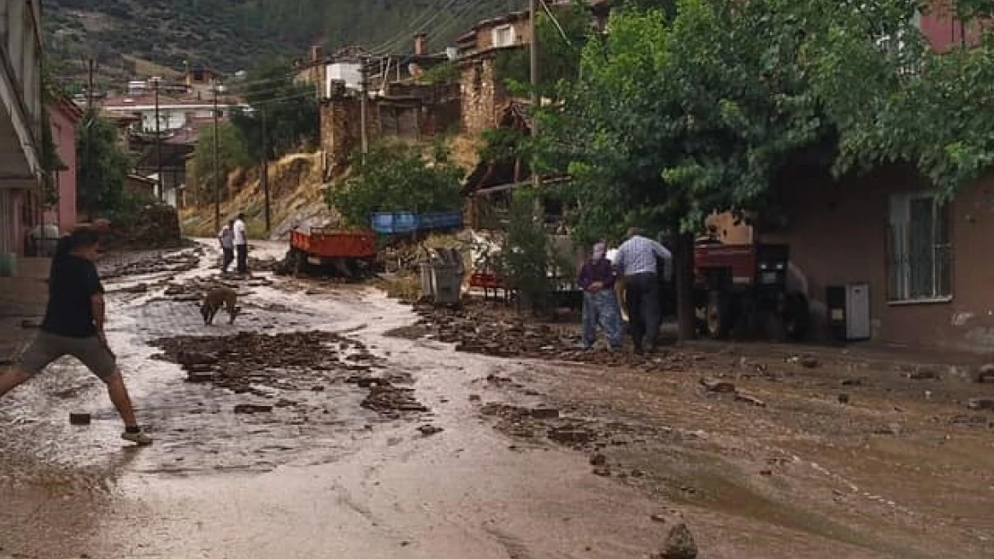 Karacasu'yu sel vurdu, ekipler teyakkuza geçti