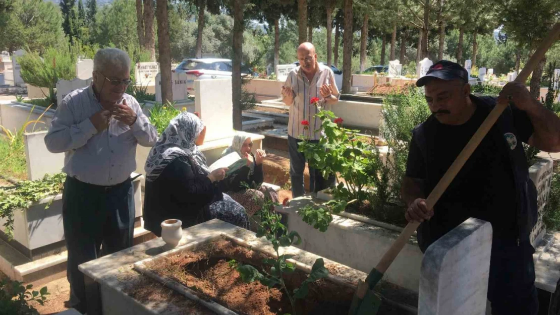 Kemer Mezarlığı'nda bayram yoğunluğu