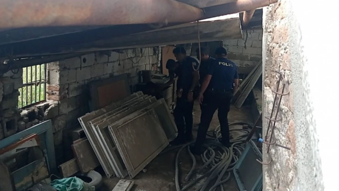 Kesici aletle kendine zarar veren çocuk, polisi hareke geçirdi