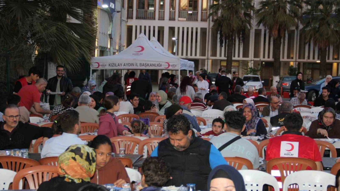 Kızılay Aydın'da iftar yemeği verdi