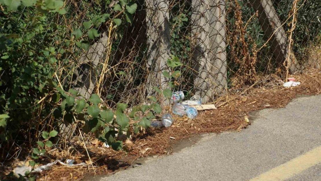 Kızılcaköy Mahallesi'nde yol kenarına atılan çöpler çevreyi kirletiyor