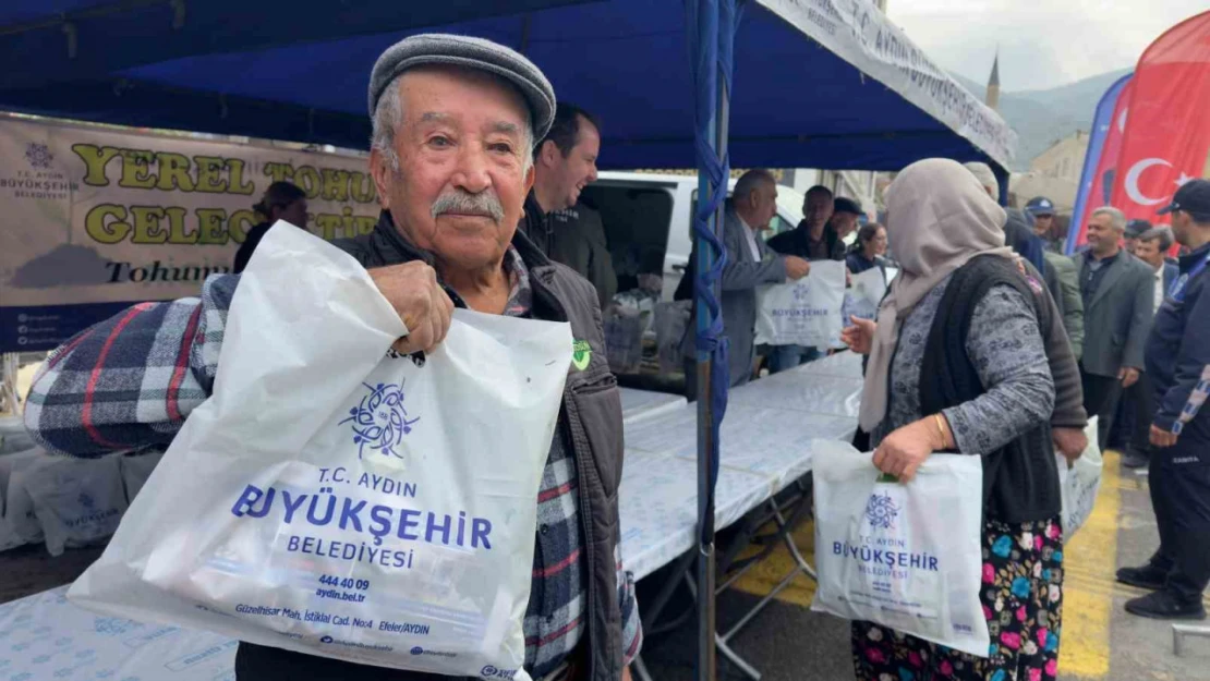 Koçarlı'da vatandaşlar Büyükşehir'in fideleri ile buluştu